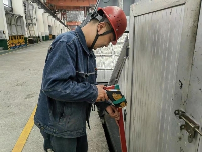 電解一車間智能便攜式測(cè)溫儀投入使用